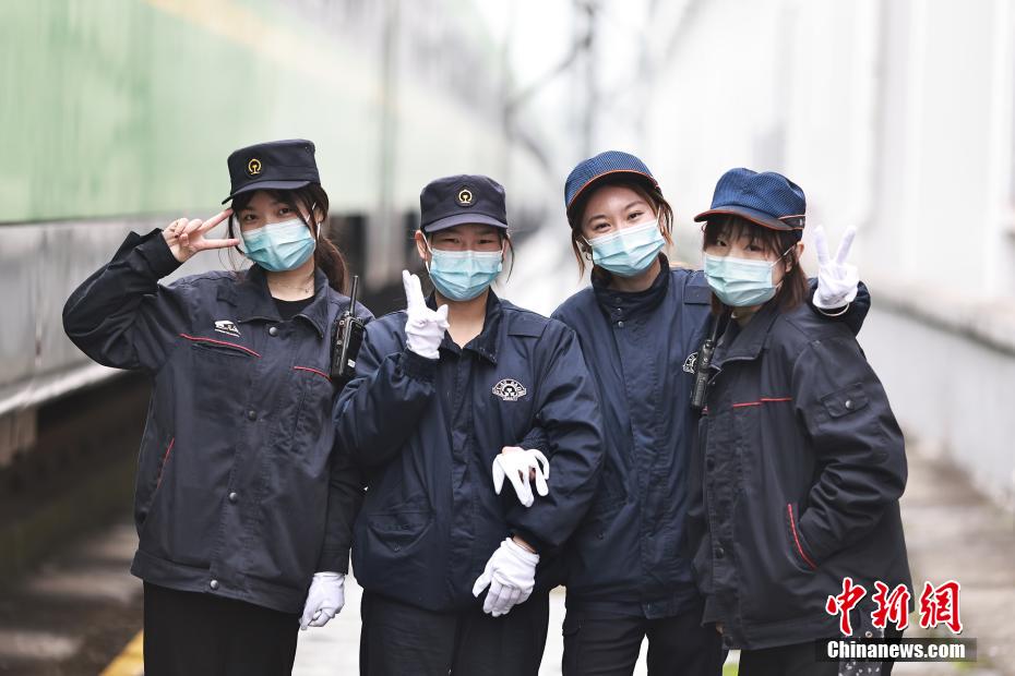 全員女性の「列車のお医者さん」チームが「緑巨人」を点検！　重慶