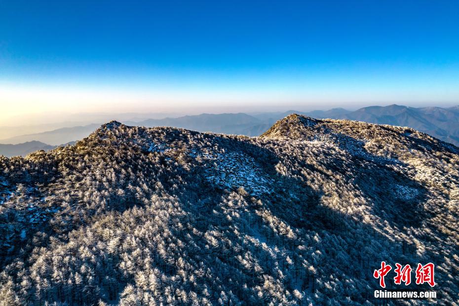 山頂をうっすらと覆う雪が美しい秦嶺の日の出　陝西省