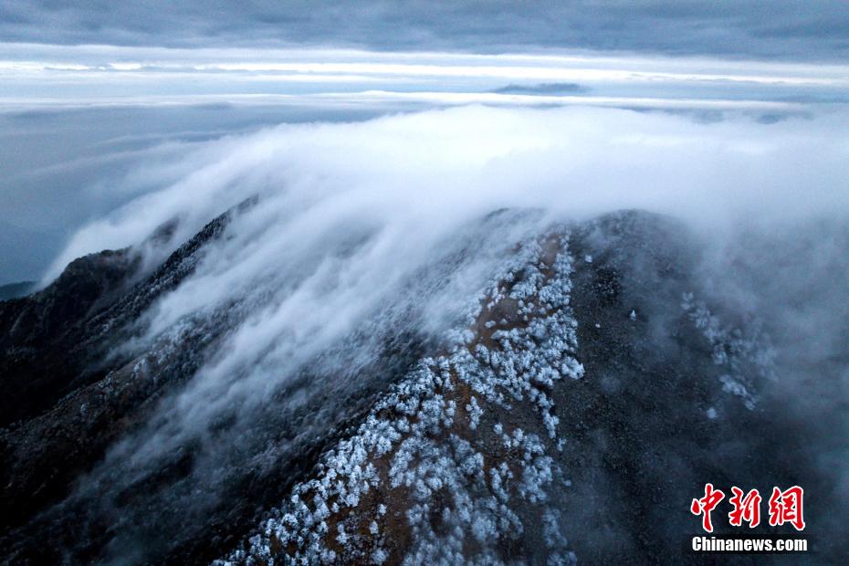 山頂をうっすらと覆う雪が美しい秦嶺の日の出　陝西省