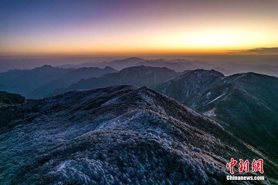 山頂をうっすらと覆う雪が美しい秦嶺の日の出　陝西省