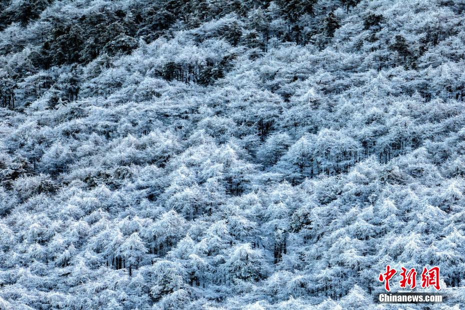 山頂をうっすらと覆う雪が美しい秦嶺の日の出　陝西省