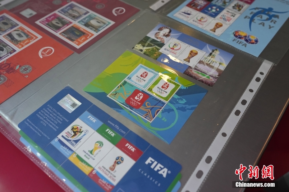 カタールW杯プレスセンター内の郵便局で北京五輪特別記念切手を展示 