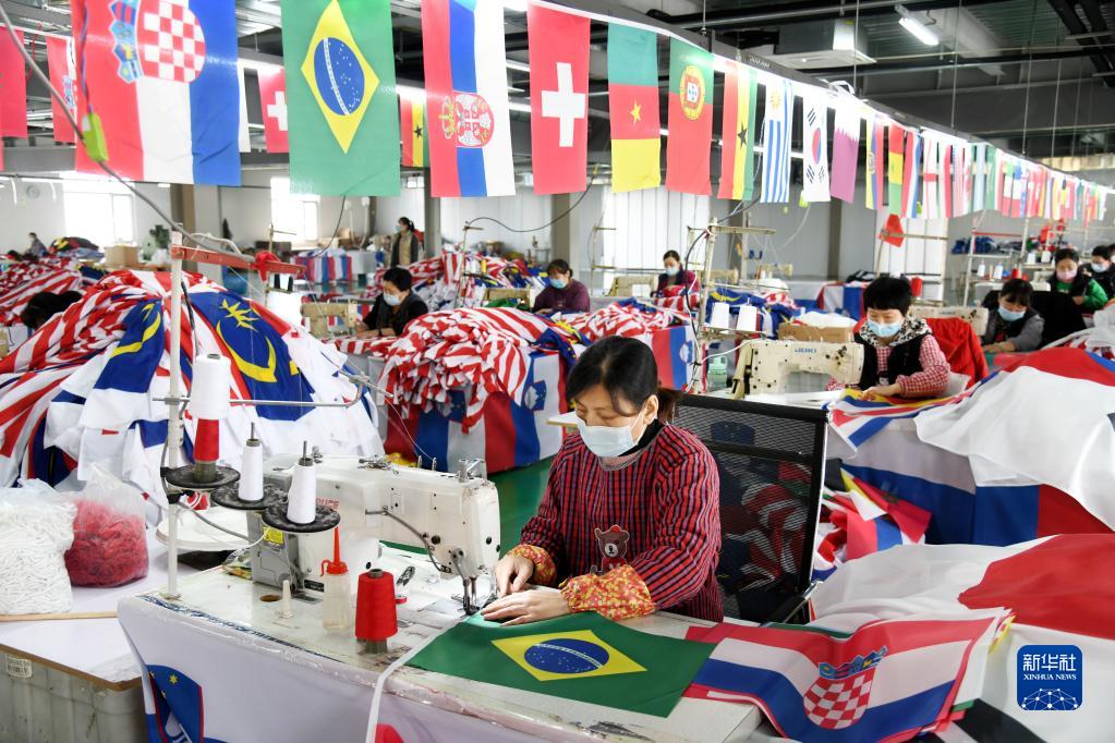 青島万徳隆紡織品科技有限公司の工場で、フラッグの生産作業に勤しむ作業員（11月23日撮影・李紫恒）。