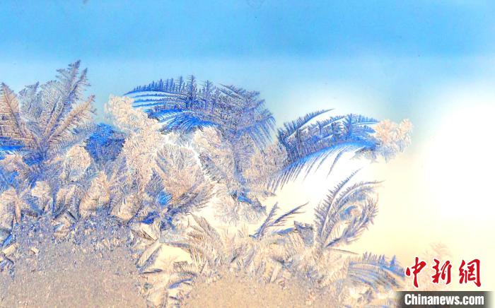 まるで風景画のような氷の「窓花」（撮影・孫書程）