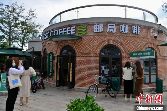 中国初「昼カフェ・夜バー」郵便局カフェが福州にオープン
