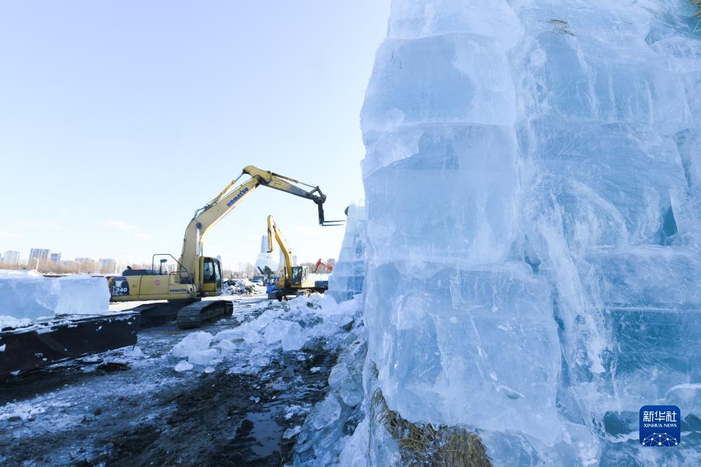 ハルビン氷雪大世界で貯蔵していた4万立方メートルの氷の使用を開始　黒竜江省