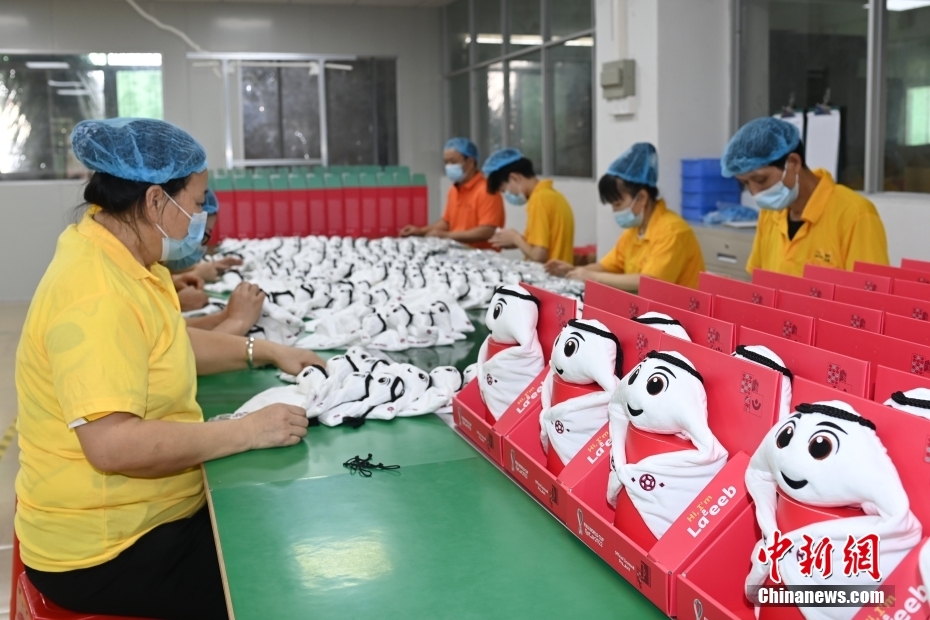広東省東莞市茶山鎮にある生産工場で、「ライーブ」のぬいぐるみのパッケージ作業をする作業員（11月26日撮影・陳楚紅）