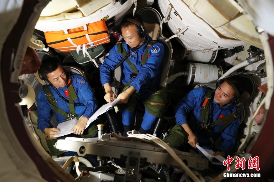 有人宇宙船「神舟15号」の乗組員、訓練中の様子が公開