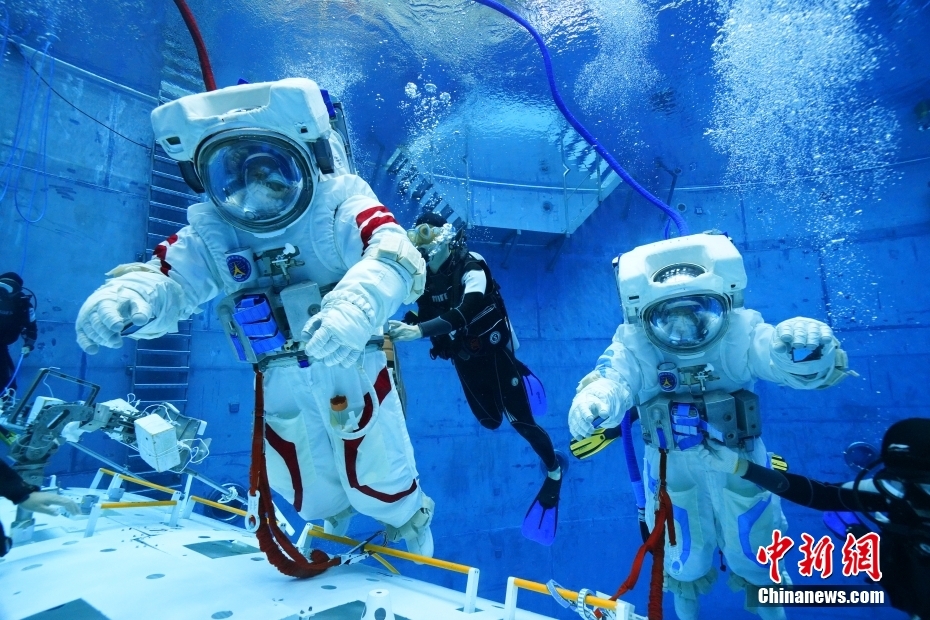 有人宇宙船「神舟15号」の乗組員、訓練中の様子が公開