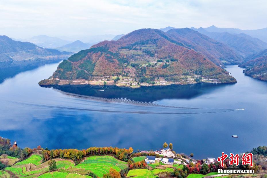 訪れる人々を魅了する白竜湖の風景　四川省広元
