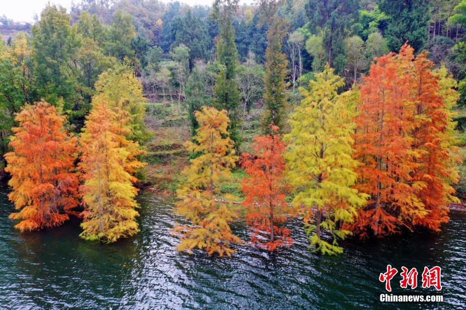 訪れる人々を魅了する白竜湖の風景　四川省広元