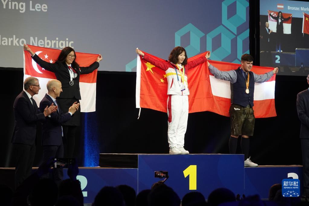 2022技能五輪（特別開催）オーストリア大会閉幕式の表彰式で、貨物輸送職種で金メダルを獲得した中国の朱珂選手（写真右から2人目、11月27日撮影・劉昕宇）。