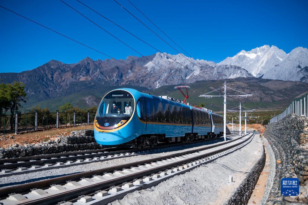麗江古城と玉竜雪山を結ぶ麗江観光列車が開通　雲南省