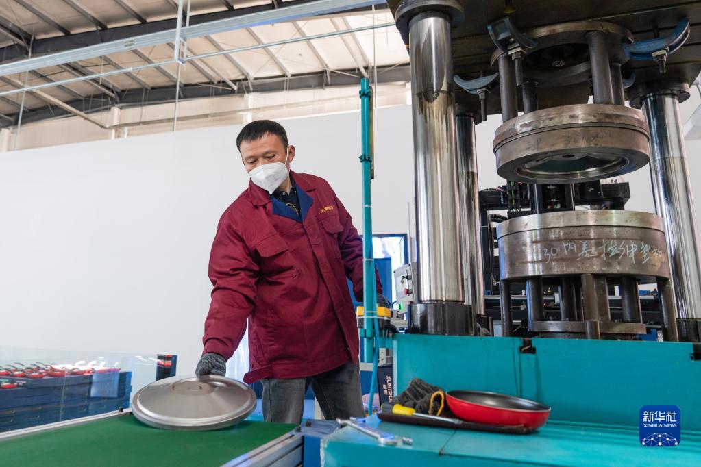西蔵自治区拉薩市の工場の高原地区向け多機能調理器具生産ラインで働く作業員（11月27日撮影・周荻瀟）。