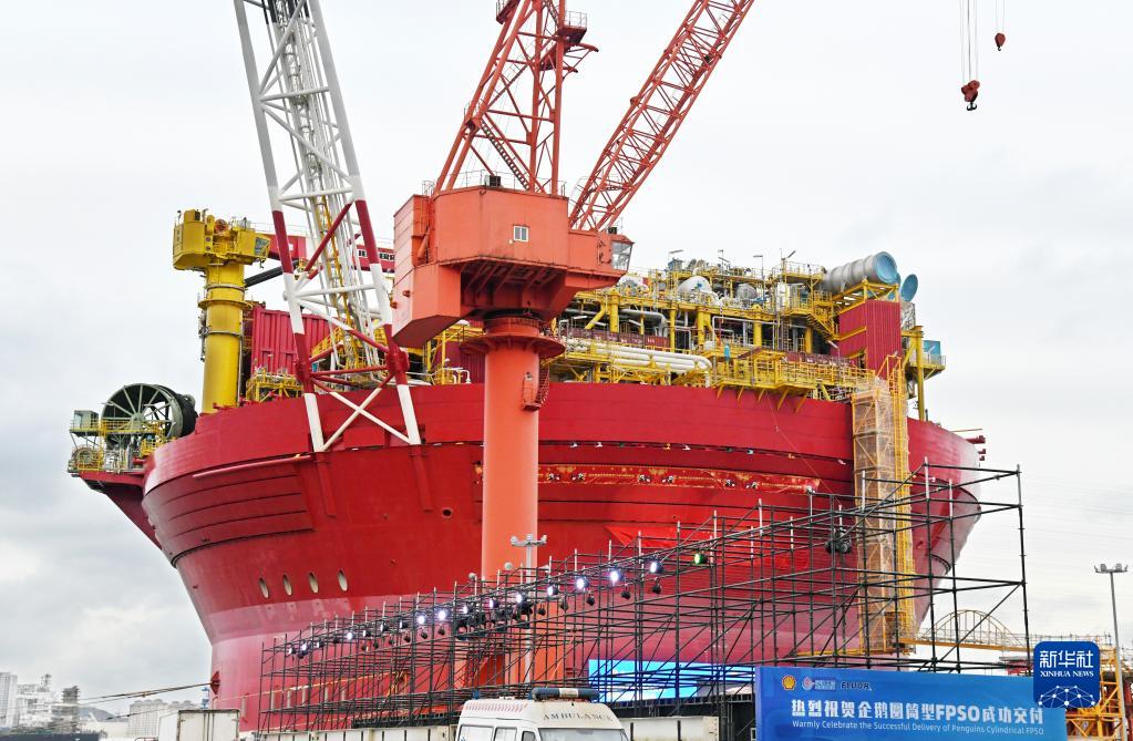 山東省青島市で撮影された円筒型浮体式石油生産貯蔵積出設備（11月29日撮影・李紫恒）。