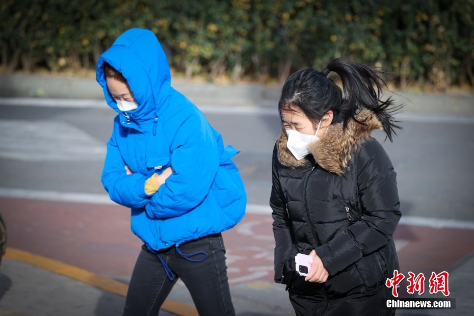 中国各地で寒波、市民は防寒対策して外出