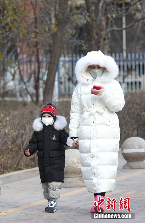 中国各地で寒波、市民は防寒対策して外出