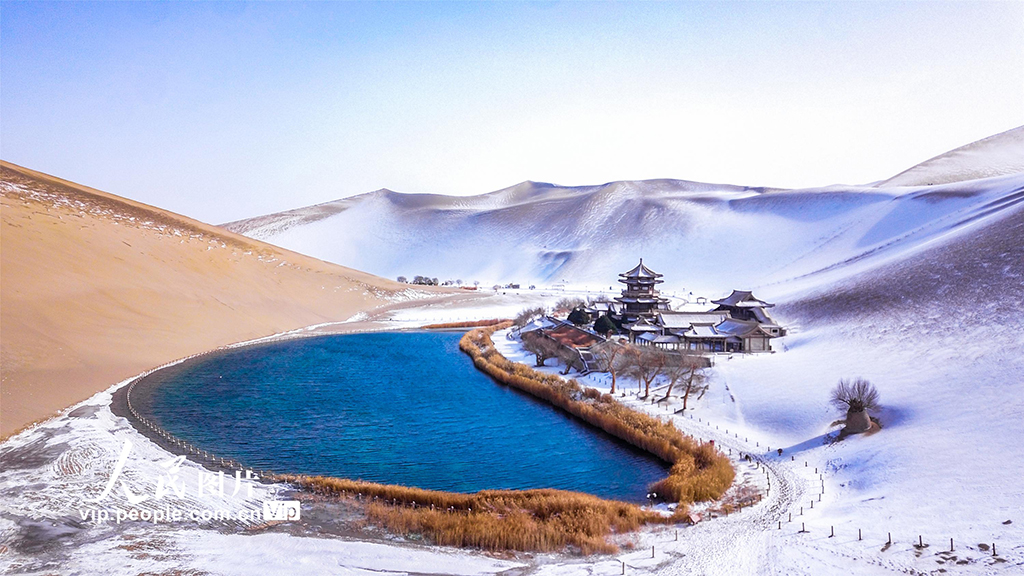 降雪後の陽光受け輝く美しい月牙泉　甘粛省敦煌