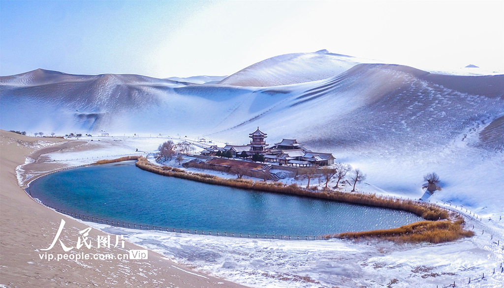 降雪後の陽光受け輝く美しい月牙泉　甘粛省敦煌