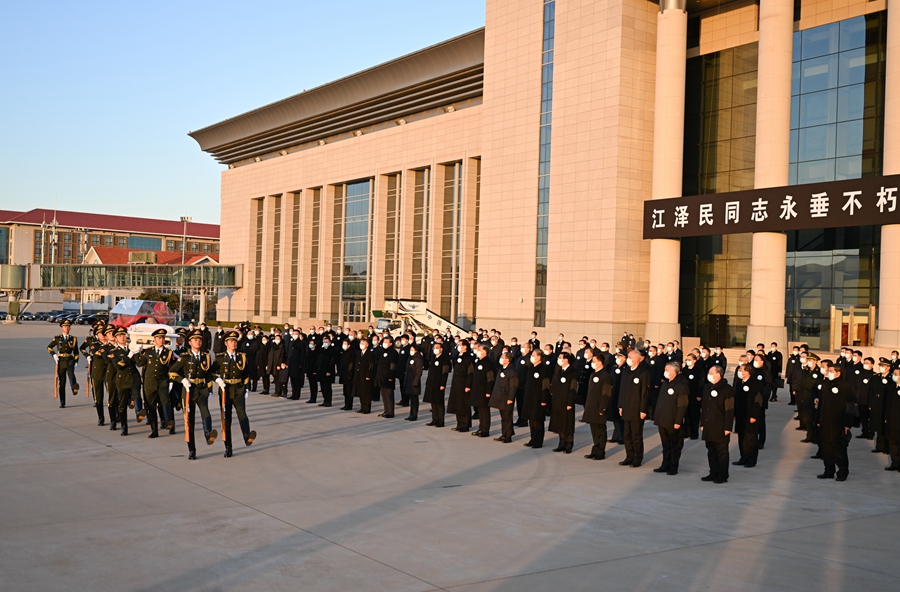 江沢民元国家主席の遺体が特別機で北京へ　習近平総書記ら党・国家指導者が空港で出迎え