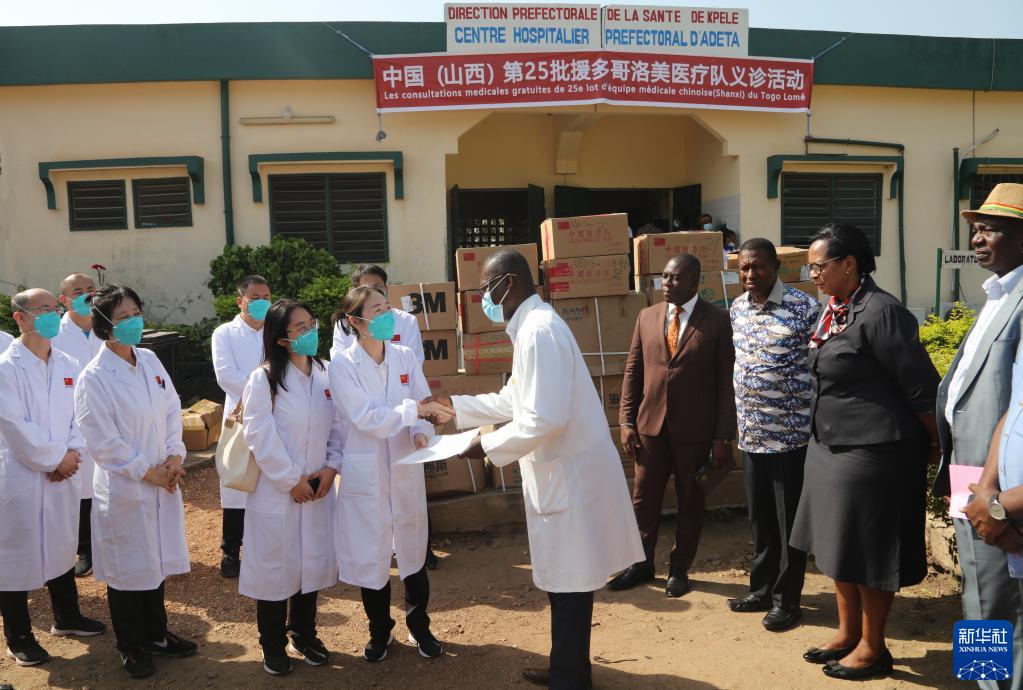 トーゴ共和国プラトー地方にある町・アデタの保健所に医療品を寄贈する第25次中国トーゴ医療支援チーム（11月30日撮影・田耘）。