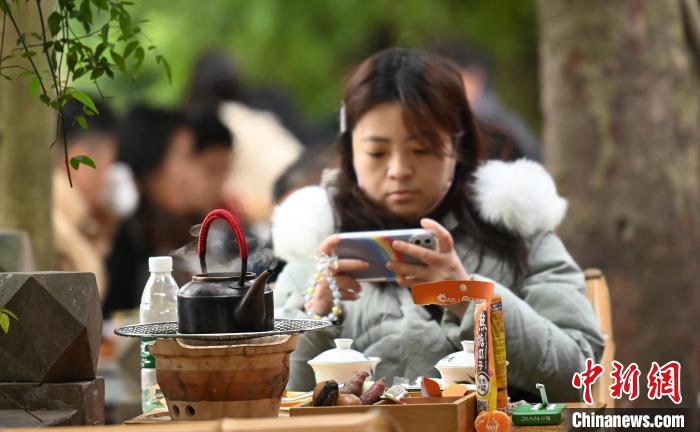 「七輪を囲んでお茶」が若者の新たな社交スタイルに　四川省成都