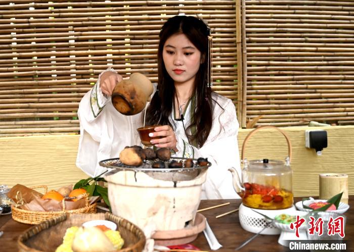 「七輪を囲んでお茶」が若者の新たな社交スタイルに　四川省成都
