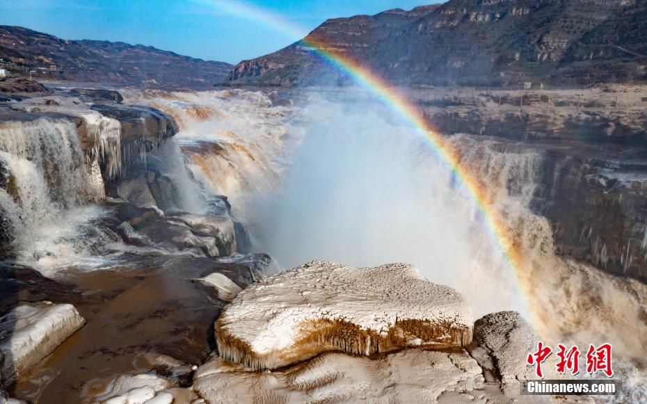 冬の「氷瀑玉壺」と虹が織りなす絶景　黄河壺口瀑布