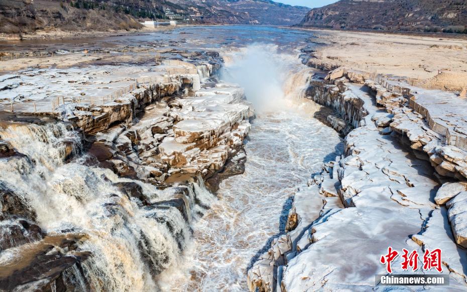 冬の「氷瀑玉壺」と虹が織りなす絶景　黄河壺口瀑布