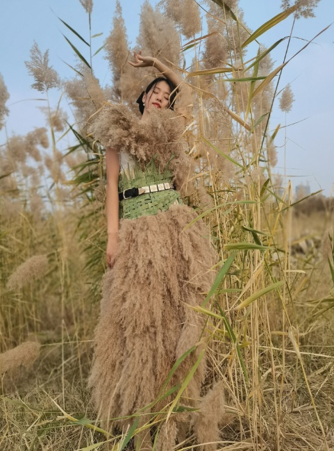 ドレスの素材は落ち葉に葦？ユニークファッション披露する山東省の女性