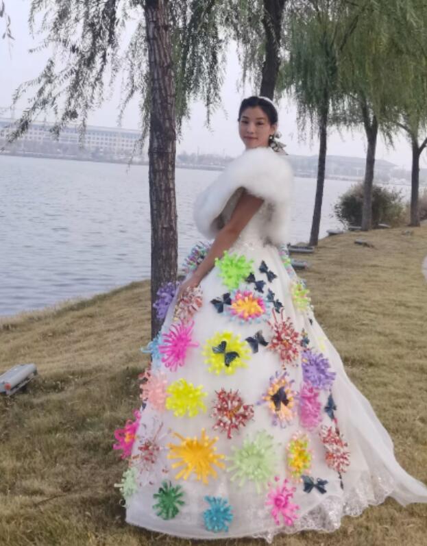 ドレスの素材は落ち葉に葦？ユニークファッション披露する山東省の女性