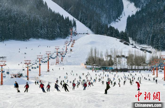 新雪シーズンを迎えた烏魯木斉近郊のスキー場　新疆