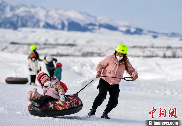 新雪シーズンを迎えた烏魯木斉近郊のスキー場　新疆