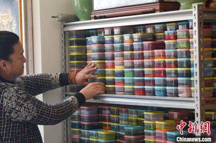 「掐絲琺瑯」の技術を守り続けて30年以上　蘭州の画家・李海明さん
