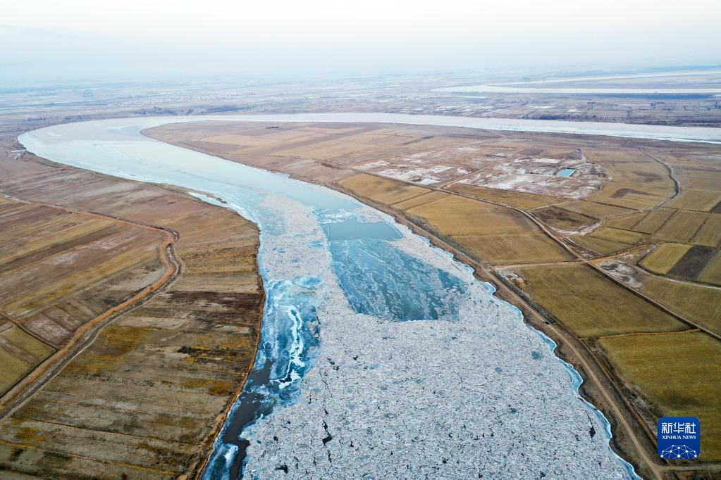 内蒙古自治区鄂爾多斯（オルドス）市達拉特（ダラト）旗の凍結した黄河（12月7日ドローンによる撮影・連振）。