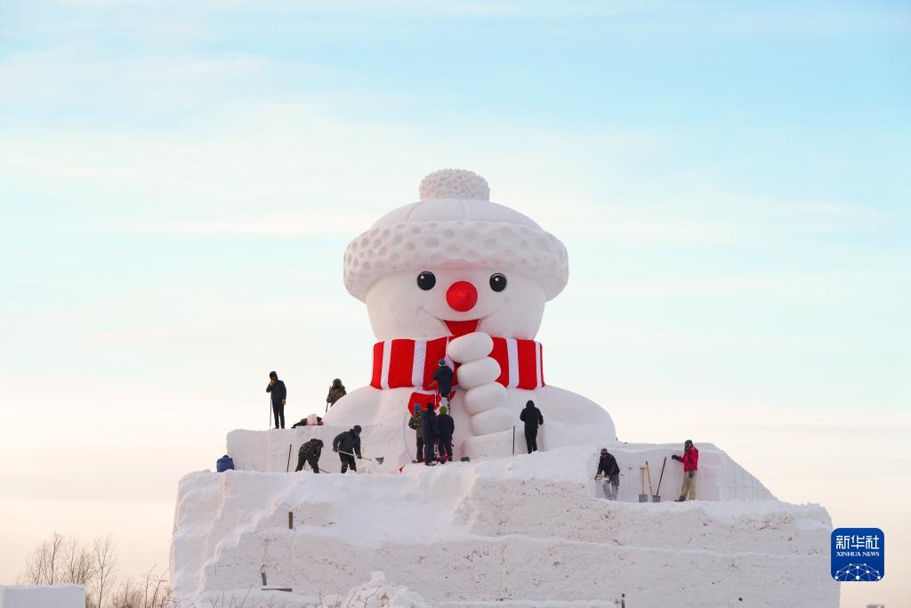 【音声ニュース】黒竜江省松花江のほとりに高さ18メートルの巨大雪だるま