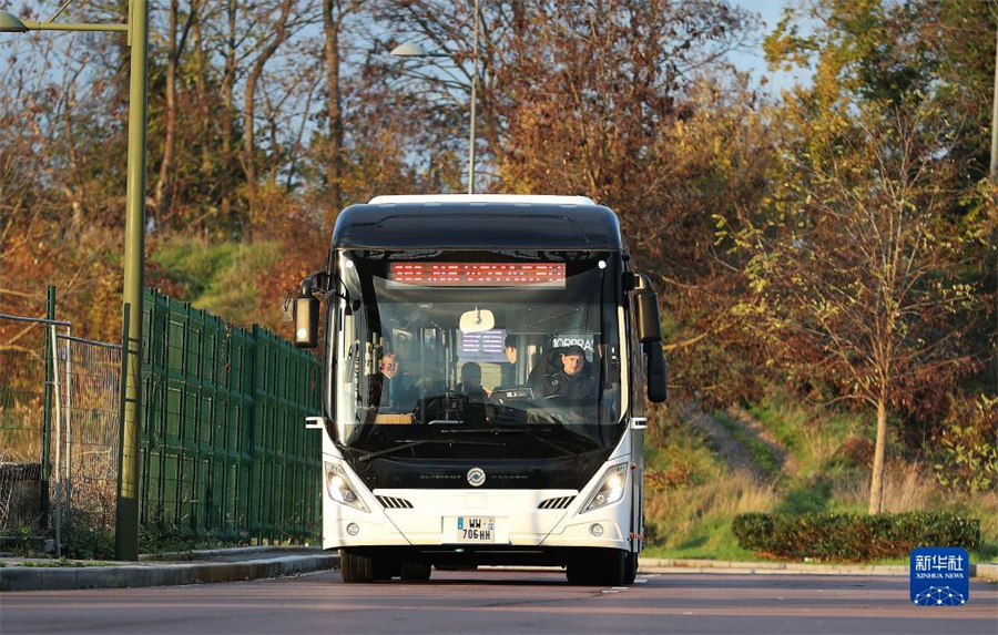 中国製自動運転バス、パリで乗客を乗せる運行へ