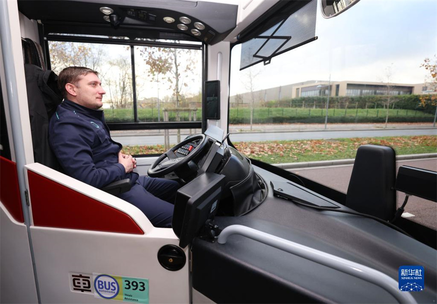 中国製自動運転バス、パリで乗客を乗せる運行へ