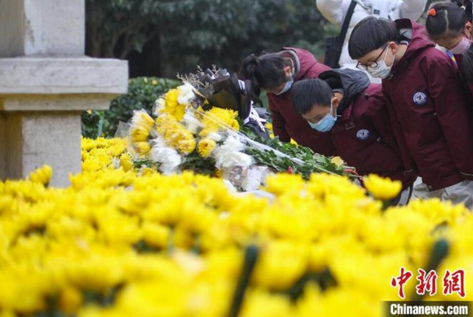 南京大虐殺犠牲者の正覚寺合葬墓地で、犠牲となった人々を追悼する南京の小学生（撮影・泱波）