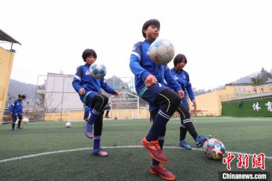 貴州省畢節市の山奥の小学校にある女子サッカーチーム