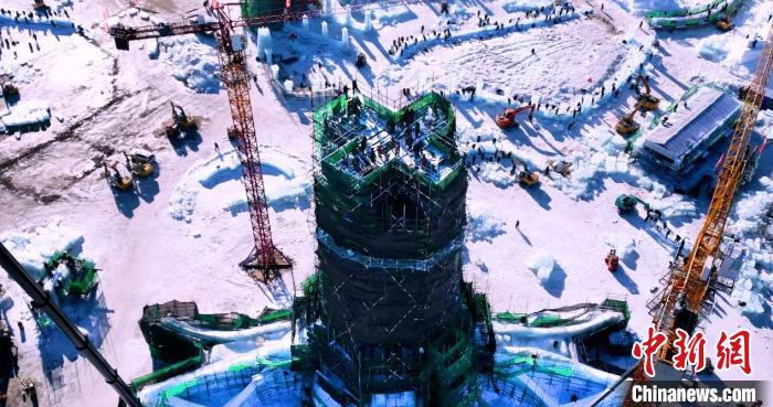 第24回哈爾浜氷祭りのメインタワー「氷雪の冠」最上部が完成
