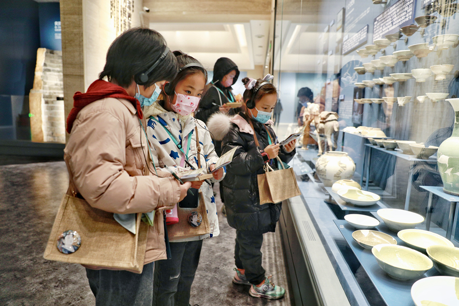 中国大運河博物館を見学する子どもたち（撮影・柏尚高）