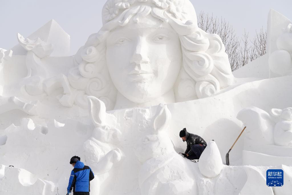 着々と進む第35回太陽島雪博会の雪像制作　黒竜江省哈爾浜