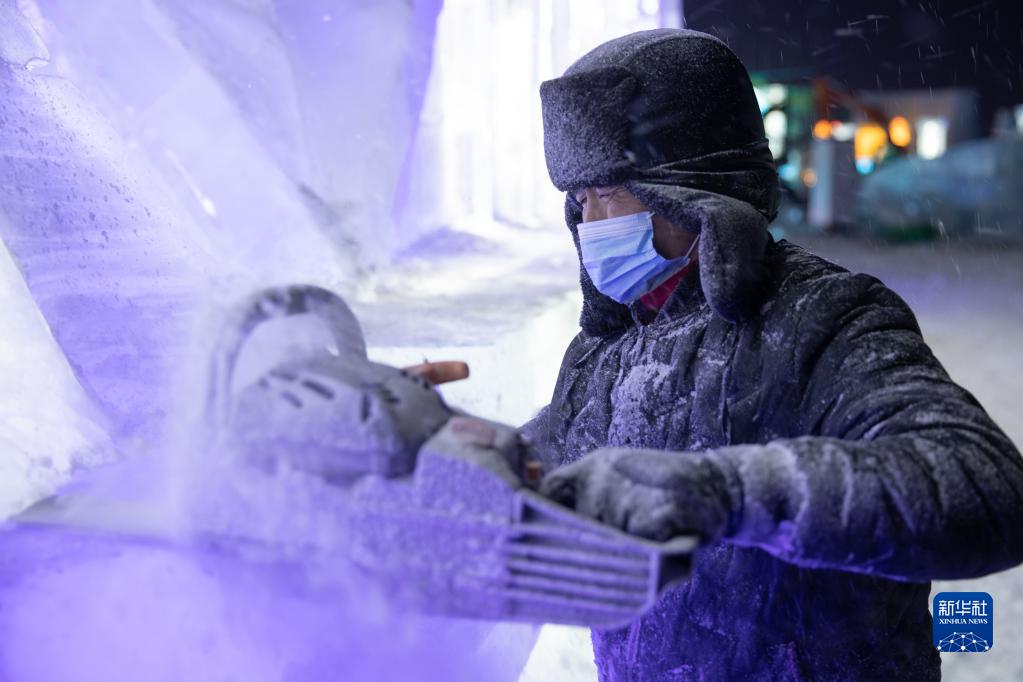 着々と進む第35回太陽島雪博会の雪像制作　黒竜江省哈爾浜