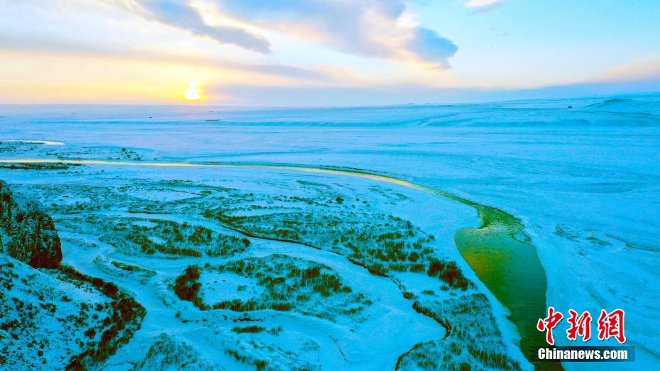 冬の巴音布魯克草原、一面の銀世界に　新疆