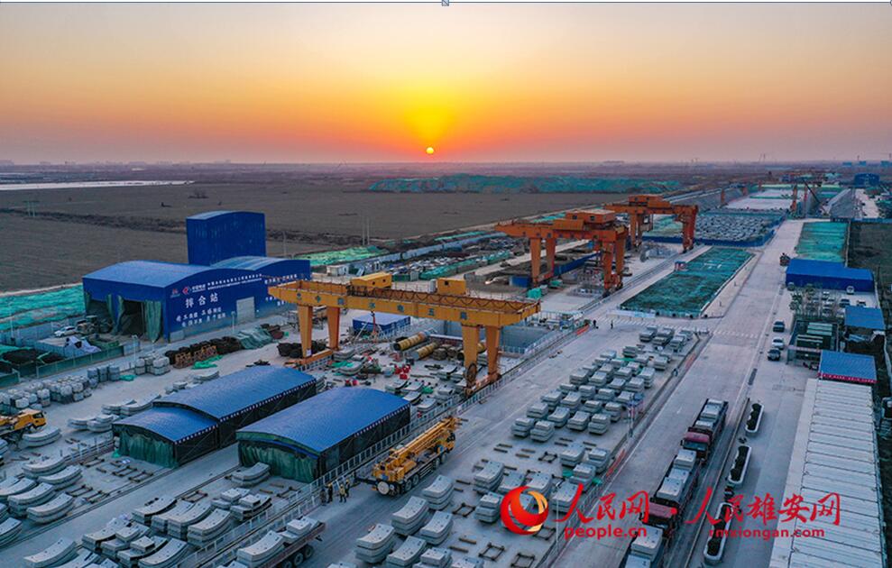 上空から撮影した、雄安新区と北京大興国際空港を結ぶ高速鉄道の建設現場（撮影・李兆民）。