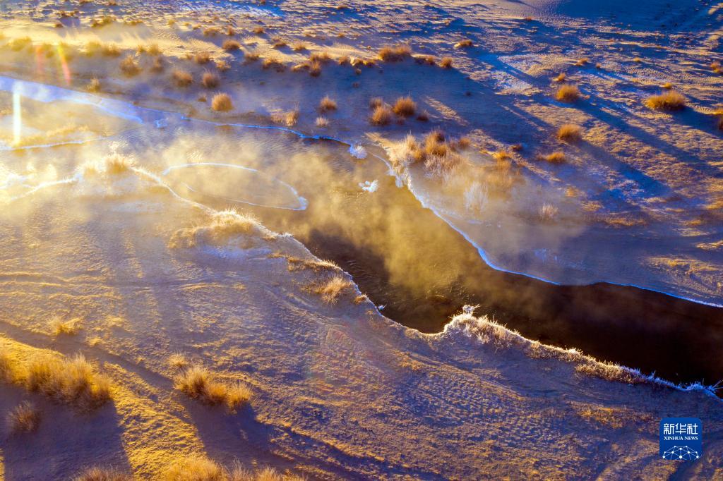 朝焼けに染まった哈爾騰高原の小哈爾騰河（12月17日ドローンによる撮影・高宏善）。