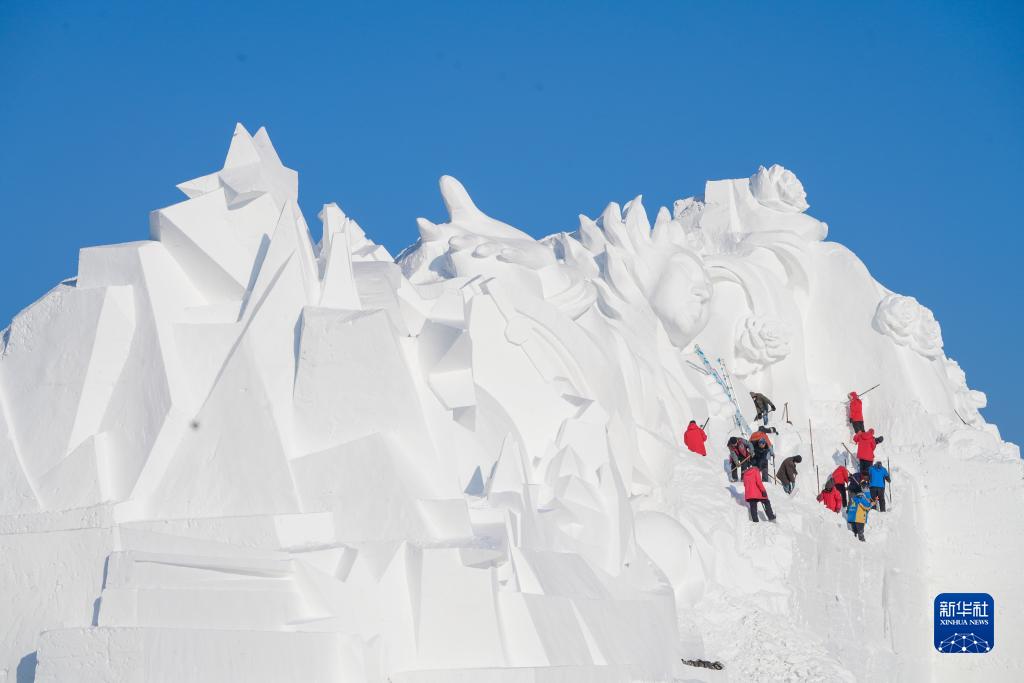 大型雪像の制作が順調に進む太陽島雪像博　黒竜江省哈爾浜