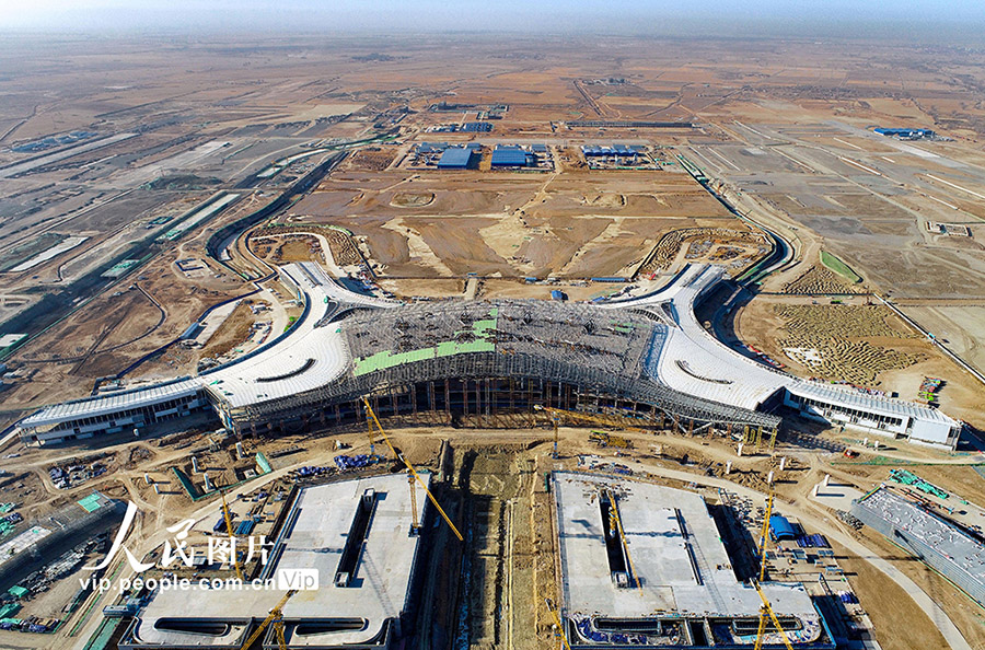 呼和浩特新空港ターミナルビルの建設現場（12月19日撮影・王正/写真著作権は人民図片が所有のため転載禁止）。 