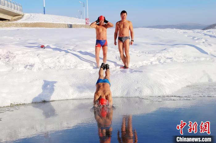 氷点下40度での寒中水泳チャレンジ　内蒙古